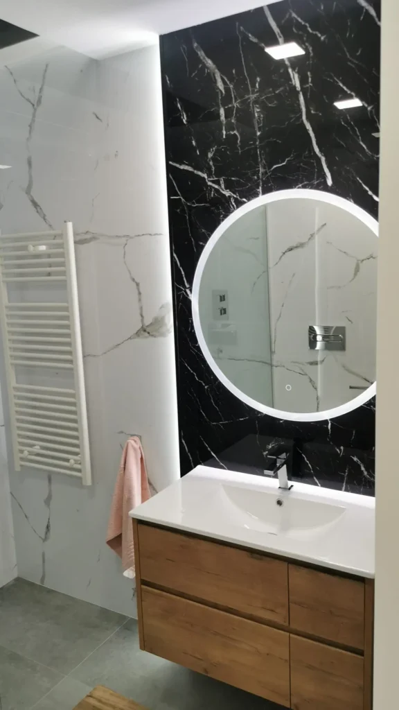 Elegante aseo con espejo
