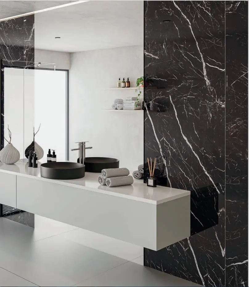 Baño con placas negras con vetas blancas