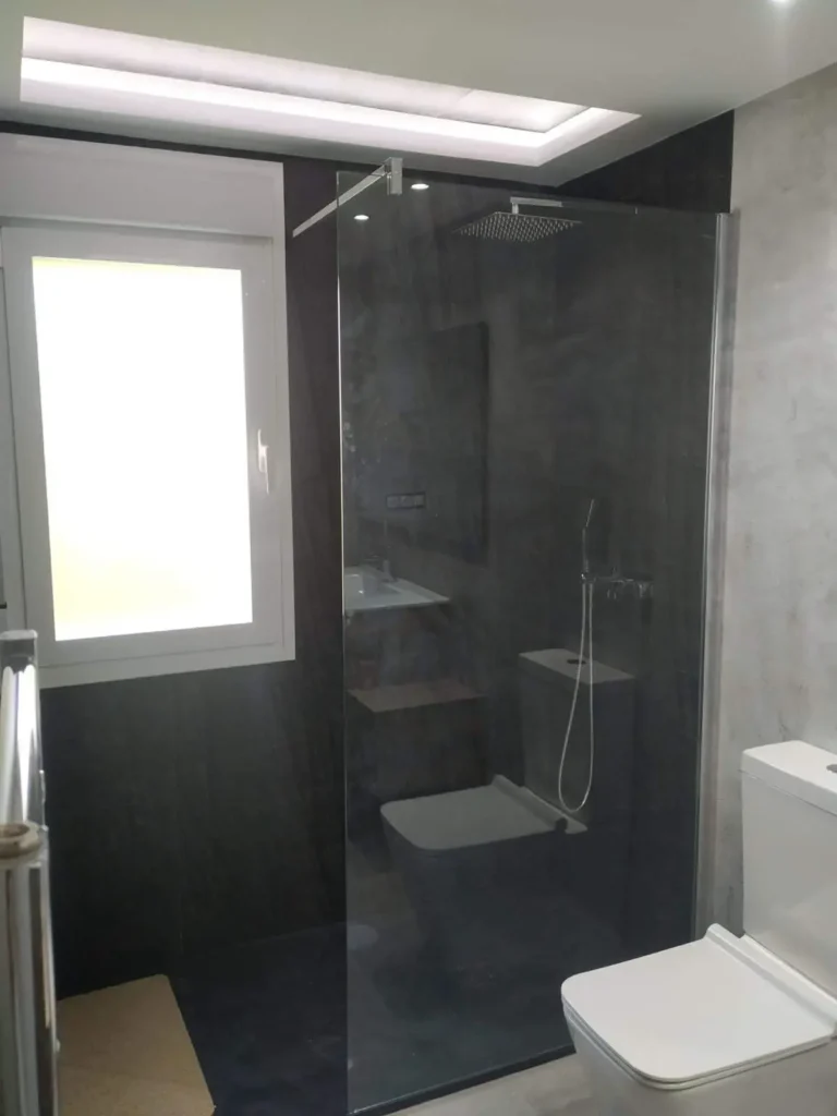 baños con placas decorativas resistentes al agua y de gran formato