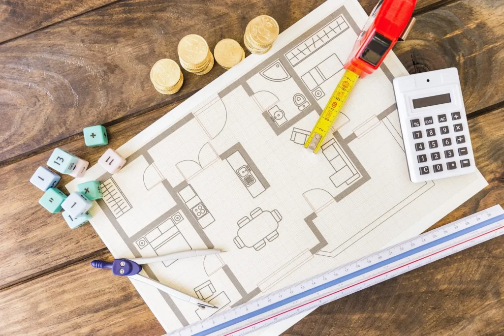 Calculadora Monedas Apiladas Y Plano En El Escritorio De Madera