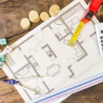 Calculadora Monedas Apiladas Y Plano En El Escritorio De Madera