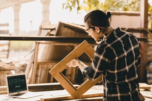 carpintero haciendo muebles madera para reforma de salón