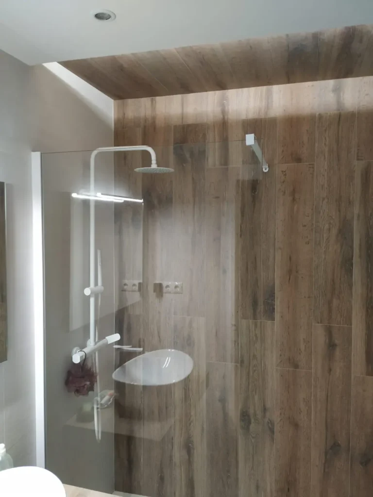 Ducha con revestimiento hidrófugo instalado en Madrid