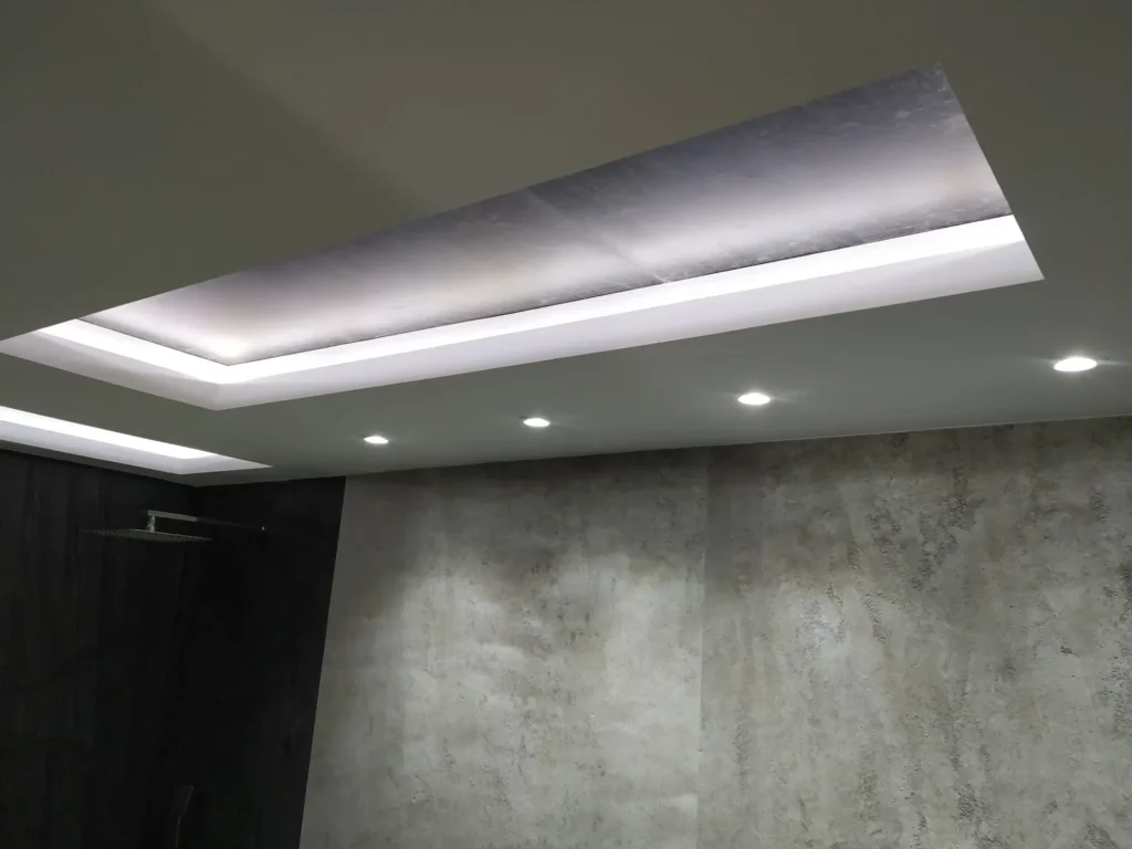 Techos de baño iluminado trabajado con pladur e iluminación led