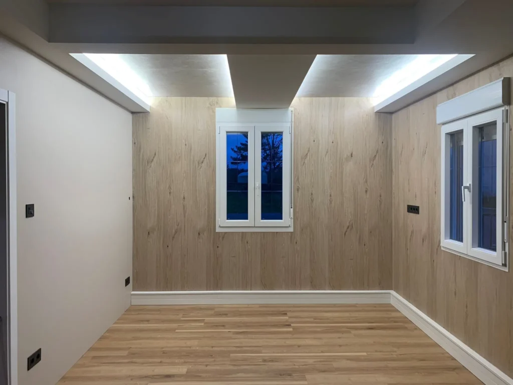 Habitación con diseño de iluminación dispersa en dos, trabajado con pladur e iluminación led
