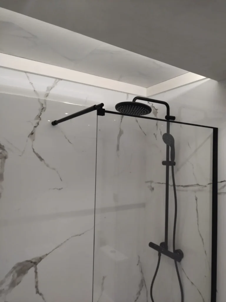 Techo de ducha iluminado resistente a la humedad
