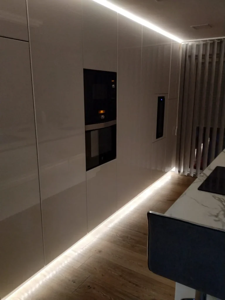 Reforma de cocina en comunidad de Madrid con techo de cocina iluminado