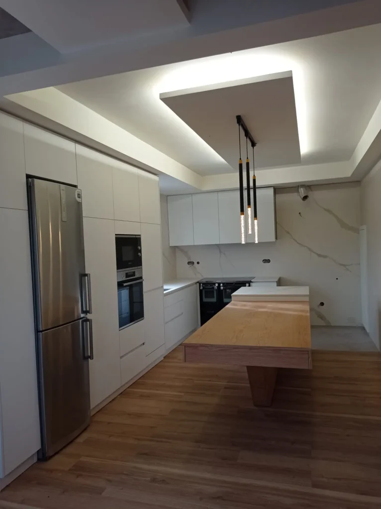 Reforma integral de cocina completa con techo decorativo iluminado por Reformas Garabal