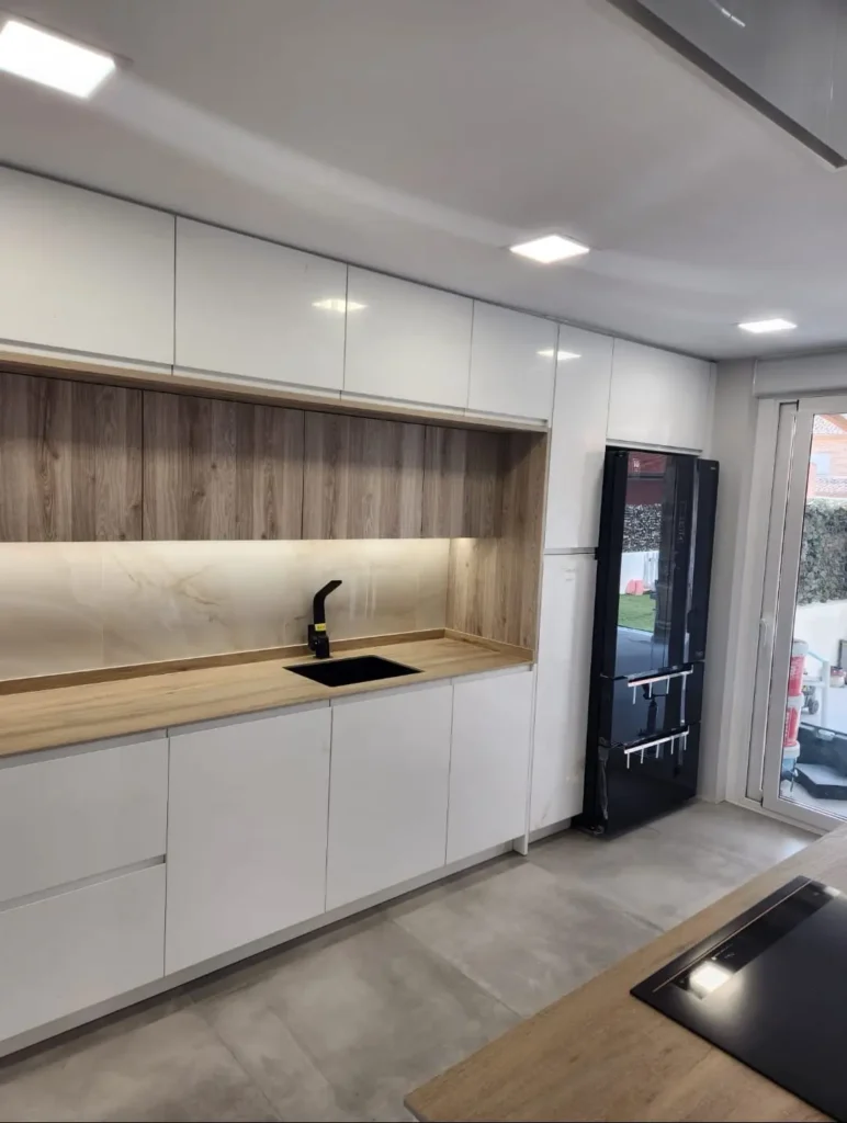 cocina completa con techo decorativo iluminado