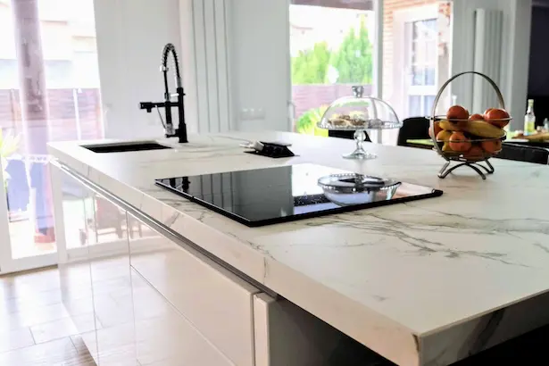 reforma de cocina con encimera de marmol