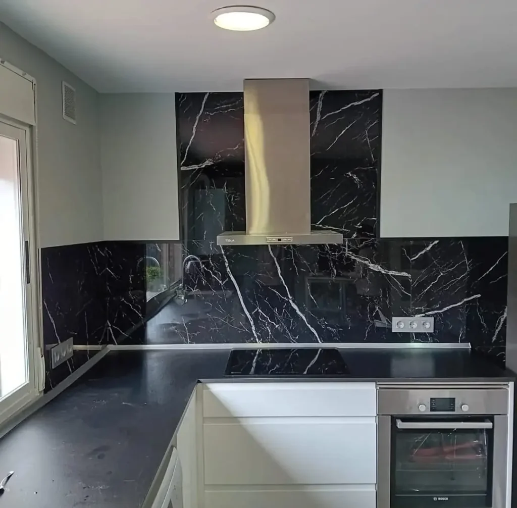 Cocina con placas cerámicas con efecto mármol negro y blanco