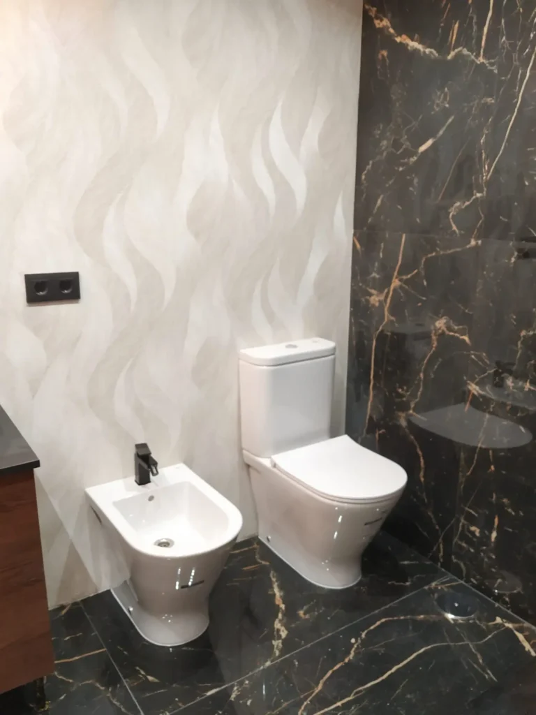 Reforma de aseo elegante con pared de pintada