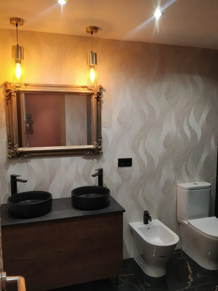 Papel para pared en baño
