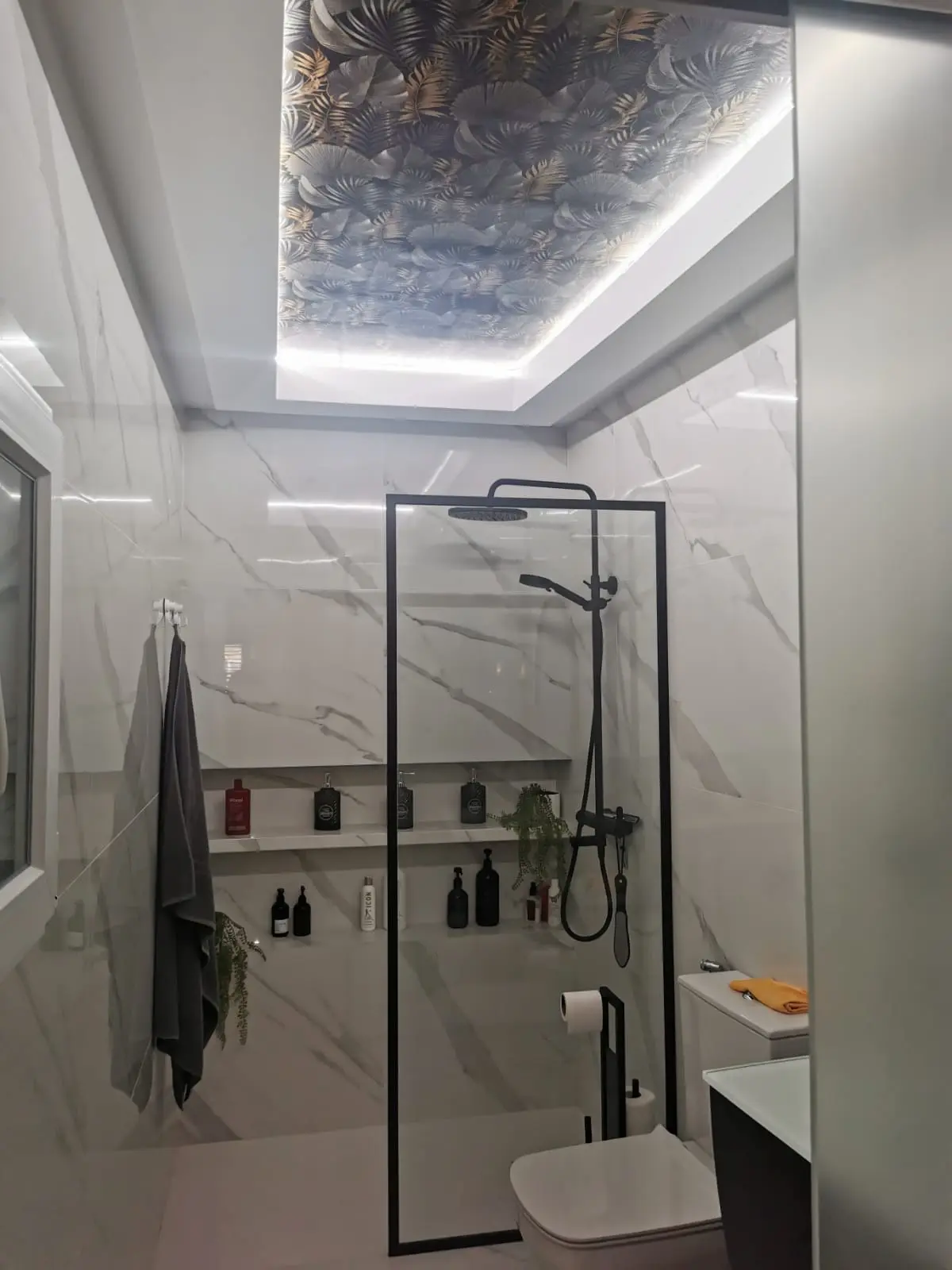 Aseo con techo decorativo pintado con iluminación