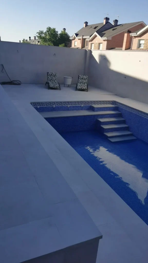 Piscina con plaqueta de gran formato con revestimiento hidrófugo Revest-in HU