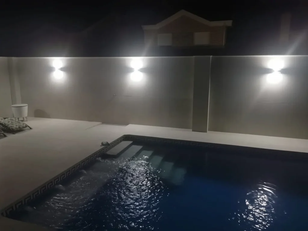 Piscina con plaqueta de gran formato con revestimiento hidrófugo Revest-in HU e iluminación nocturna
