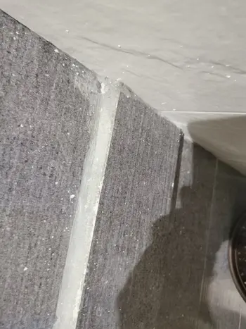Placa mal colocada necesita reformas