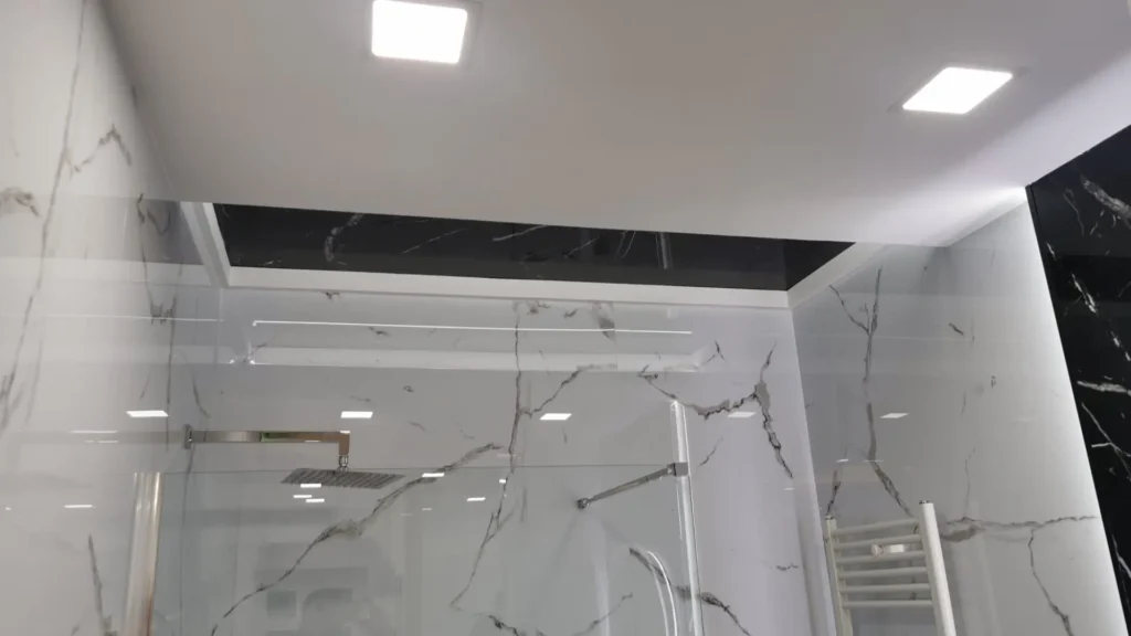 Aseo con placa cerámica con efecto mármol blanco