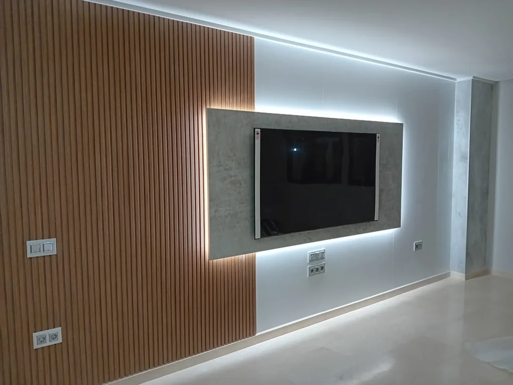 Placa cerámica iluminada sujetando televisor