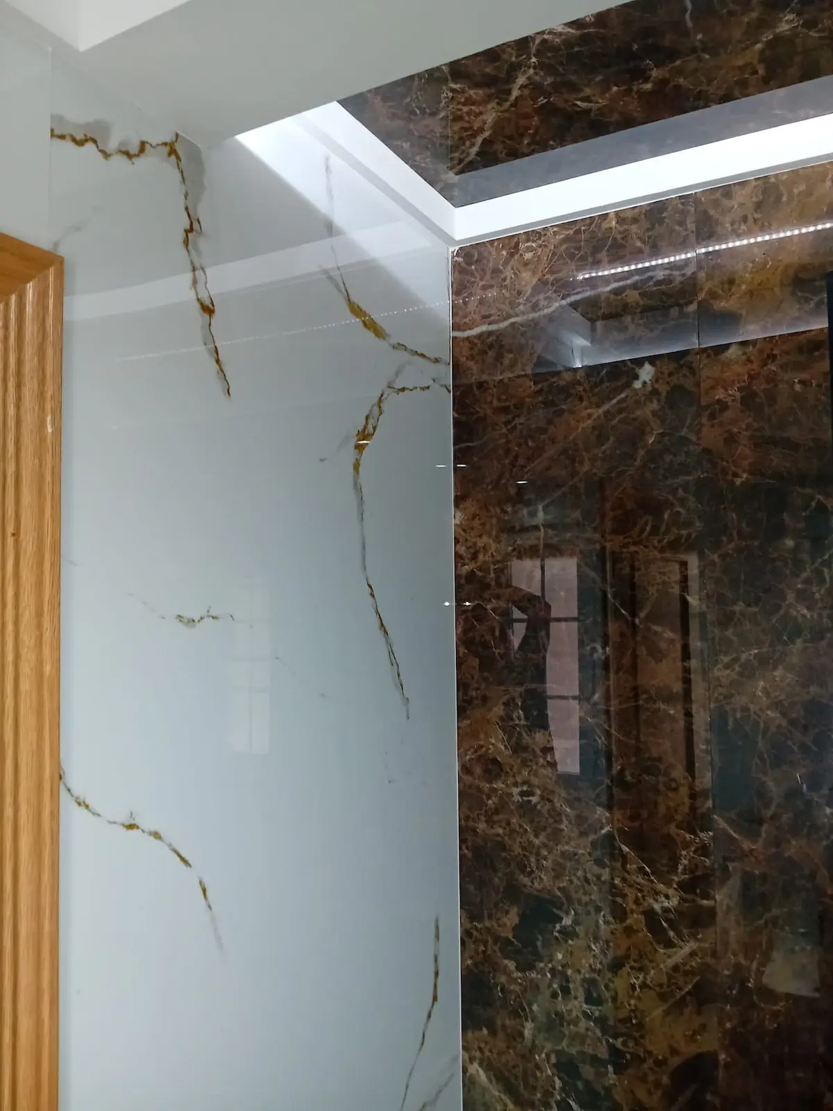 Aseo con techo decorativo iluminado
