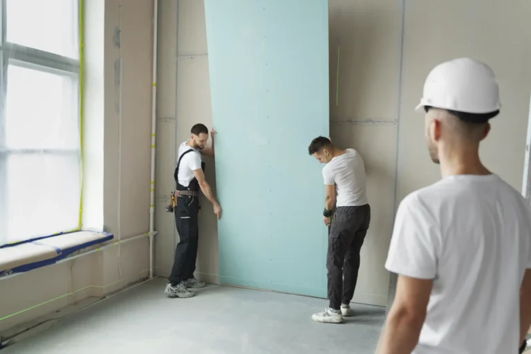 Trabajadores Colocando Plancha De Pladur En Pared